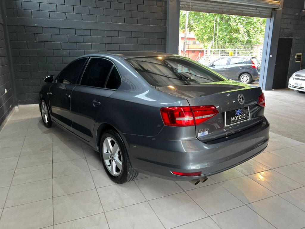 VOLKSWAGEN VENTO 2.5 ADVANCE 2015