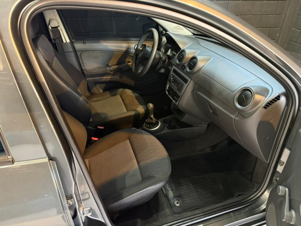 VOLKSWAGEN VOYAGE 1.6 CONFORTLINE C/GNC 2013